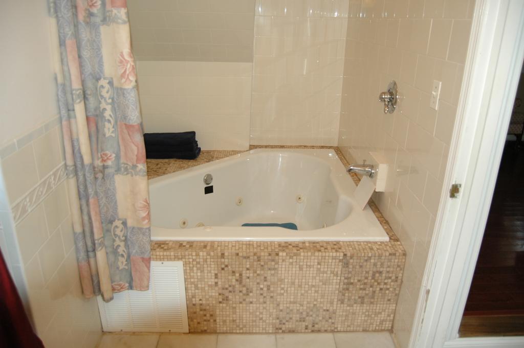 Avon Manor Cottage Phòng bức ảnh